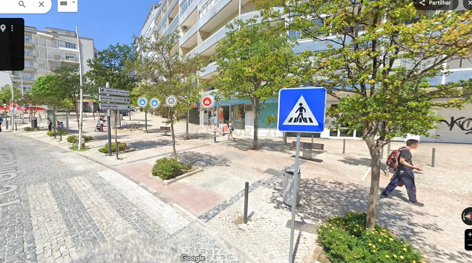 Arrendamento Loja 130 m2 na Praça Gil Vicente no centro de Almada - Image 3